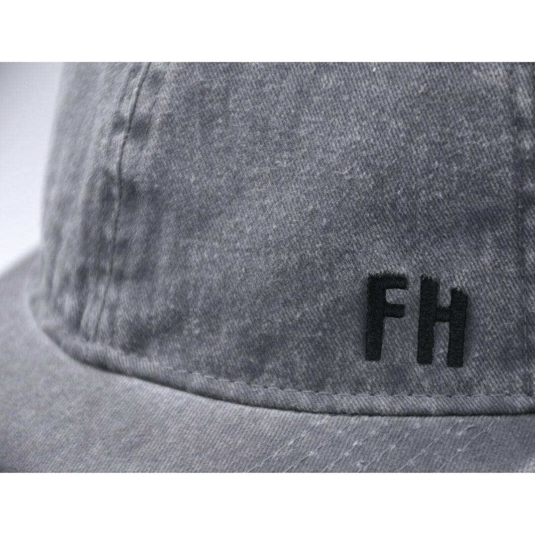 Casquette Dad Hat XL gris foncé avec logo FH en tissu doux et usé, idéale pour un style décontracté.
