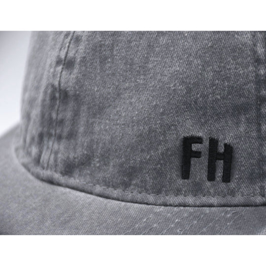 Casquette Dad Hat XL gris foncé avec logo FH en tissu doux et usé, idéale pour un style décontracté.