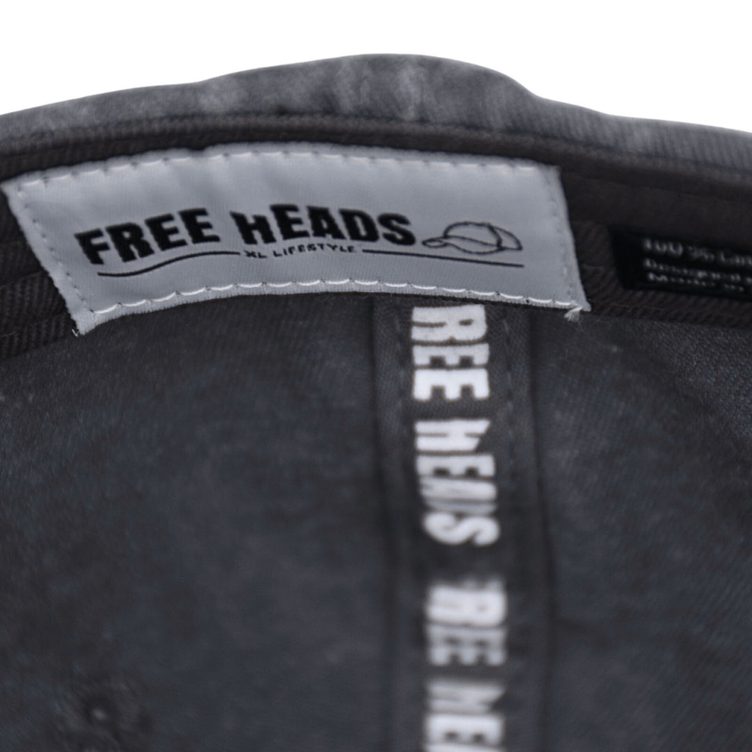 Intérieur de la Casquette Dad Hat XL gris foncé avec étiquette FREE HEADS et couture blanche.